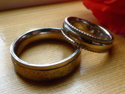 twisted rails and hammered wedding rings this unique ring set has twisted